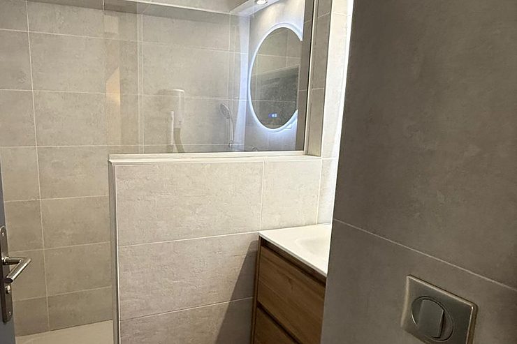 Salle de bain neuve avec douche à l'italienne - appartement 4 Résidence L'Ancolie Bessans