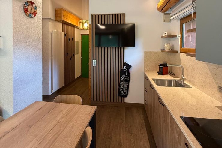 Séjour et coin repas rénovés - appartement 5 Résidence L'Ancolie Bessans